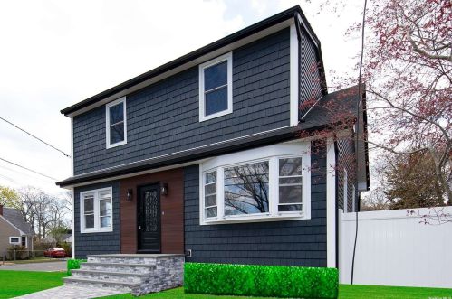 285 Greene Ave, North Lindenhurst, NY 11757-3860