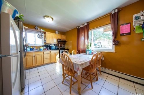 172 25th St, Wheatley Heights, NY 11798-2013