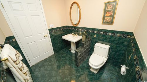 18 Drew Dr, Eastport NY  11941-1335 exterior