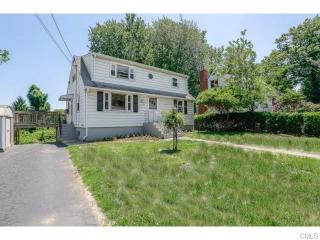 122 Clearview Dr, Bridgeport, CT 06606-2448