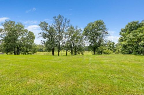 2206 Meadowview Dr, East Windsor CT  06088-9121 exterior