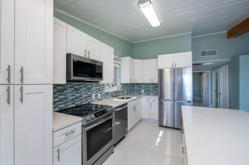 326 Little Miss Muffett Ln, Key Largo, FL 33037-3909