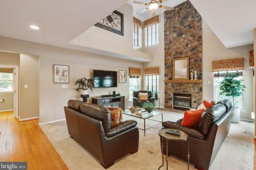 8701 Lords View Loop, Gainesville VA  20155-5806 exterior