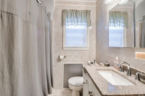 18 Surrey Rd, New Hyde Park NY  11040-2036 exterior