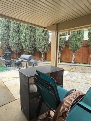 8666 Irish Moss Ct, Elk Grove CA  95624-4020 exterior