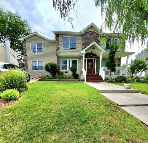 625 Madison Ave, North Lindenhurst, NY 11757-5838