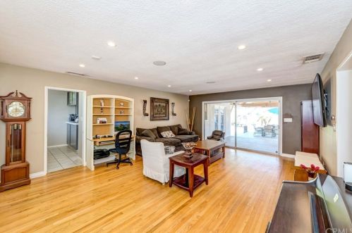 1740 Hickory Ave, Torrance CA 90503-7219 exterior