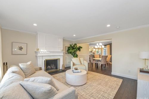 722 Birchwood Dr, Westbury, NY 11590-5807