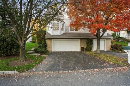 62 Winding Ridge Rd, White Plains, NY 10603-2851