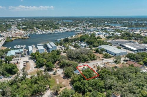 86 Anclote Rd, Tarpon Springs FL  34689-0070 exterior