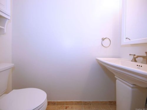 152 Brush Hollow Cres, Rye Brook NY  10573-1624 exterior