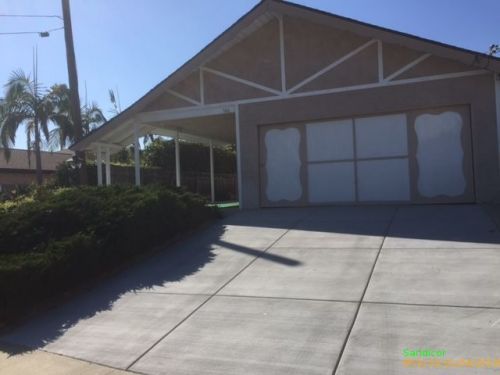 566 Galaxy Dr, Vista, CA 92083-5514
