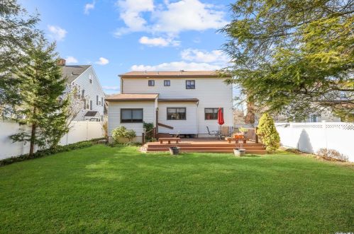 11 Sampson St, Muttontown, NY 11771-2905