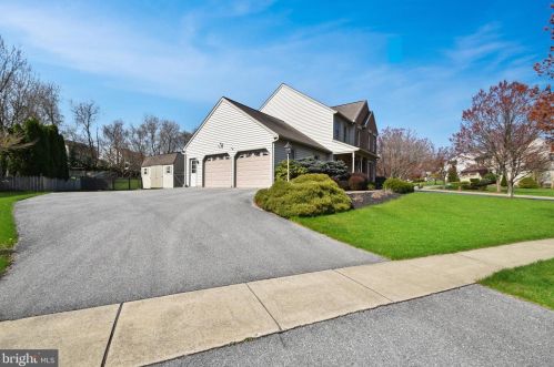 2170 Southpoint Dr, Hummelstown, PA 17036-8799