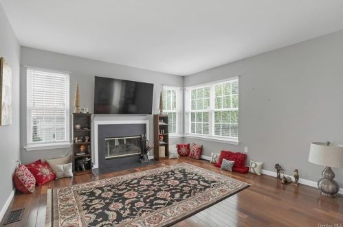 118 Hitching Post Ln, Yorktown Hgts NY  10598-2833 exterior