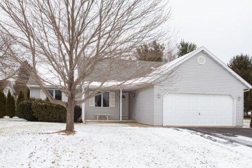 830 Bennett Dr, Walworth, WI 53184-9690