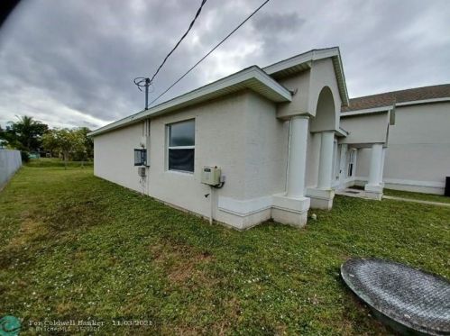 298 Carter Ave, Fort Pierce FL 34983-3006 exterior