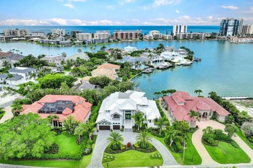 3401 Crayton Rd, Naples FL 34103-3515 exterior