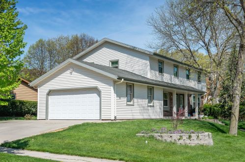 2500 Pebble Valley Rd, Waukesha, WI 53188-1530