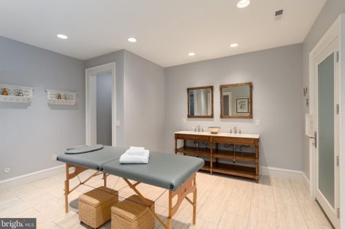 608 Kentland Dr, Great Falls VA  22066-1030 exterior