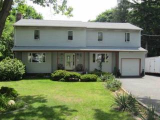 55 Syracuse Ave, Gordon Heights, NY 11763-3602