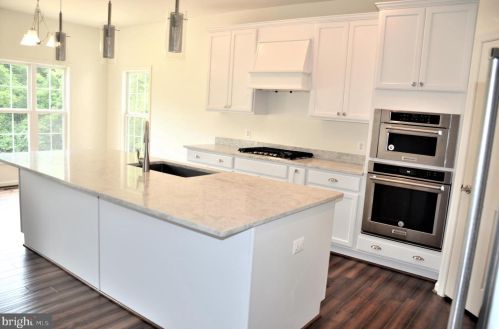 5880 Artemus Rd, Gainesville, VA 20155-1541