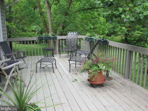 28 Countryside Dr, Princeton NJ  08540-9406 exterior