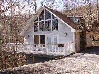 634 Pinecrest Dr, Gatlinburg, TN 37738-4420