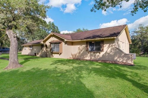 569 County Road 687, Angleton, TX 77515-8689