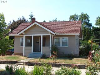 493 Front St, Woodburn, OR 97071-5435
