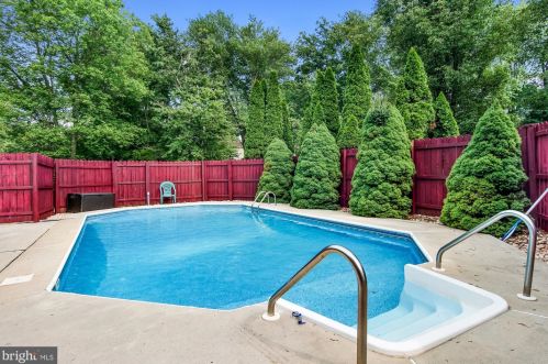 320 Fairway Dr, Etters, PA 17319-9513