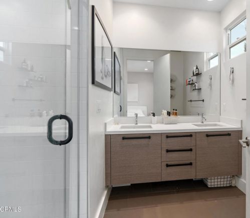 5664 Hazeltine Ave, Van Nuys CA  91423-2832 exterior