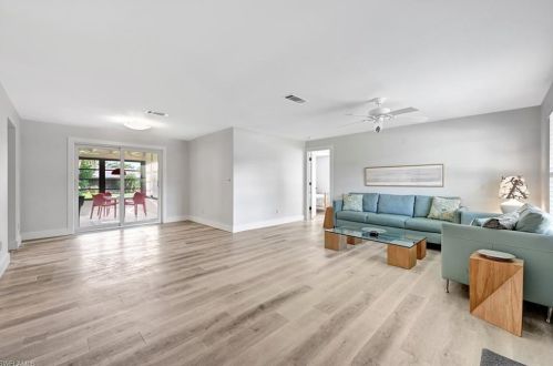2265 Outrigger Ln, Naples, FL 34104-6902