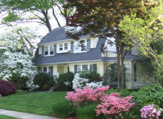 498 Manor Ln, New Rochelle, NY 10803-2417