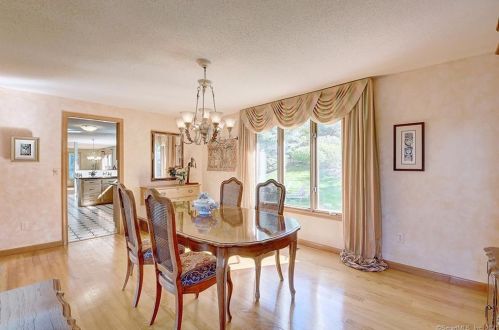 74 Buckingham Dr, Glastonbury CT  06033-2733 exterior