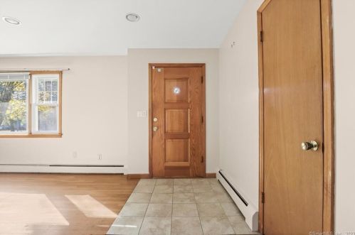 15 Manor Dr, Bridgeport, CT 06611-3924