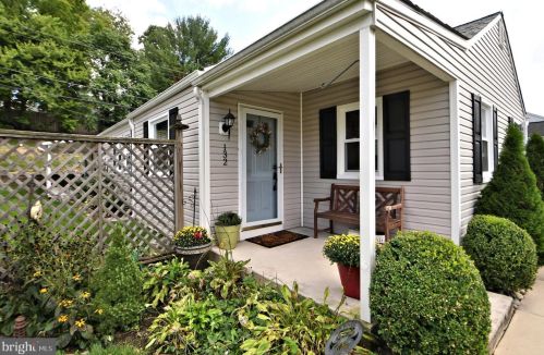 132 Hillview Rd, Norristown, PA 19406-2308