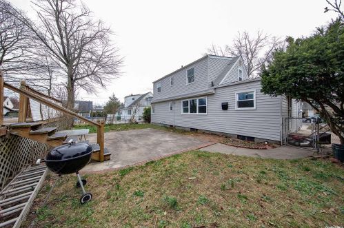 15 Hillcrest Dr, Westbury NY  11590-2447 exterior