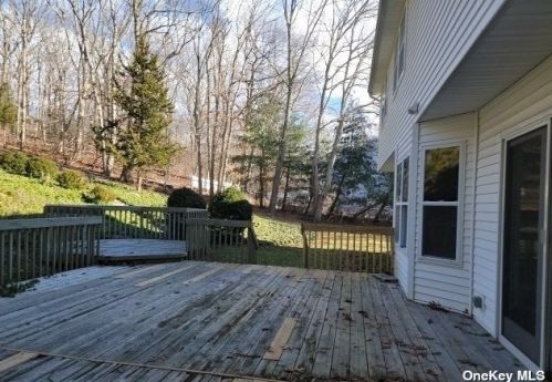 111 Crystal Brk Holw Rd, Mount Sinai NY  11766-2024 exterior