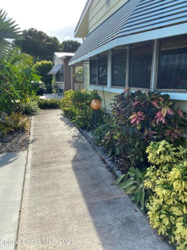 487 Papaya Cir, Sebastian, FL 32976-6852