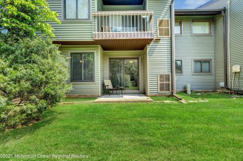 5 Auburn Ct, Tinton Falls, NJ 07701-4812