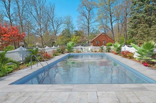 111 Comstock Hill Ave, Norwalk CT  06850-1011 exterior