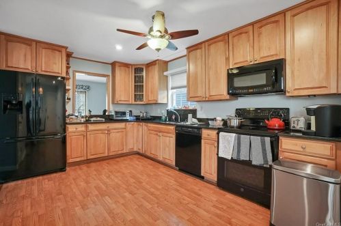 118 Hitching Post Ln, Yorktown Hgts NY  10598-2833 exterior
