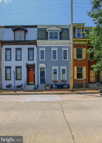 552 Race St, Harrisburg, PA 17104-1646