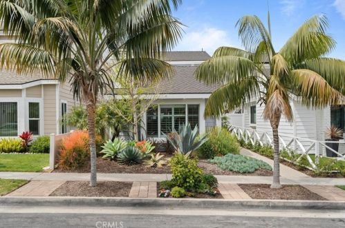 913 Huntington St, Huntington Beach, CA 92648-4317