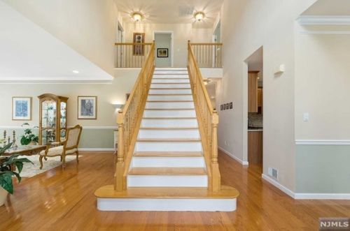 10 Fieldstone Ct, Oakland, NJ 07436-2333
