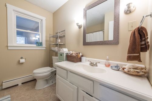 132 Old Mill Pond Rd, Henniker NH  03242-3152 exterior