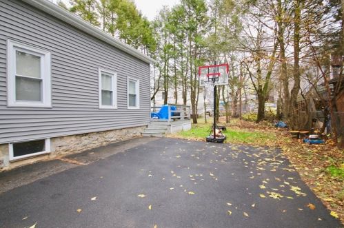 256 Grove St, Woonsocket RI  02895-4524 exterior