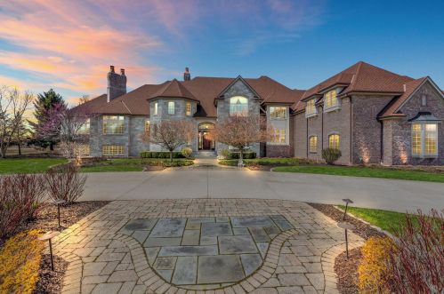 12907 Highgate Ct, Thiensville, WI 53097-1816