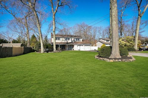 4 School Ct, Shoreham, NY 11786-1845